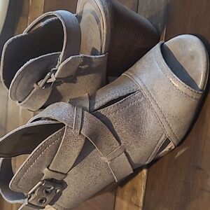 Lucca Lane Analise Gold Shimmer Leather Sandals Size 10M